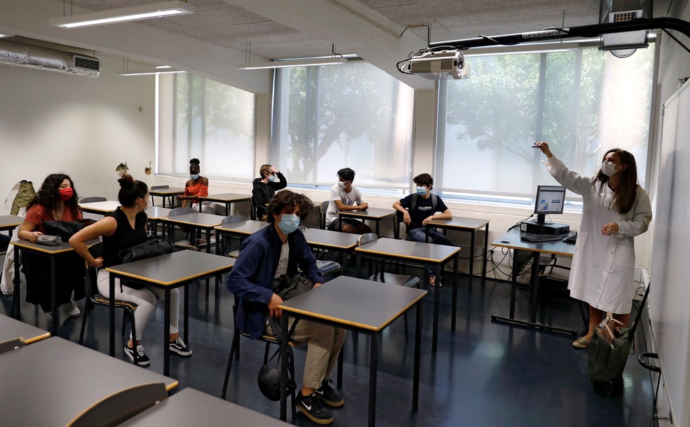 18 de maio de 2020 - Alunos usam máscara em sala de aula no colégio D. Pedro V, em Lisboa, no dia em que parte dos estudantes volta a ter aula em meio à pandemia do novo coronavírus (COVID-19) em Portugal — Foto: Rafael Marchante/Reuters