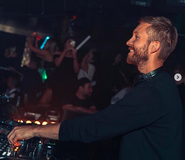 O DJ Calvin Harris em um show (Foto: Instagram)