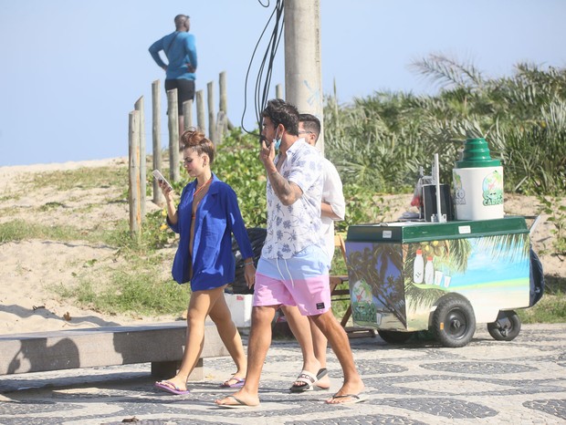 Gui Napolitano e Catherine Bascoy passeiam pela praia do Leblon, no Rio (Foto: Delson Silva/AgNews)