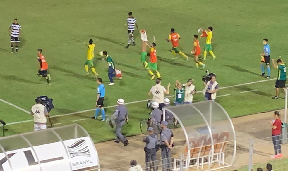Jogadores e comissão técnica do Galvez comemoram classificação após o apito final — Foto: João Marcos Carneiro