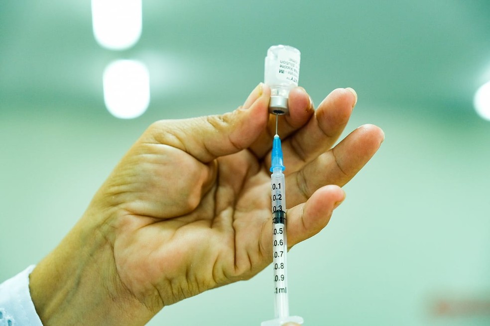 Vacina vai ser aplicada em profissionais de saúde acima de 30 anos — Foto: Divulgação/Ascom PMP
