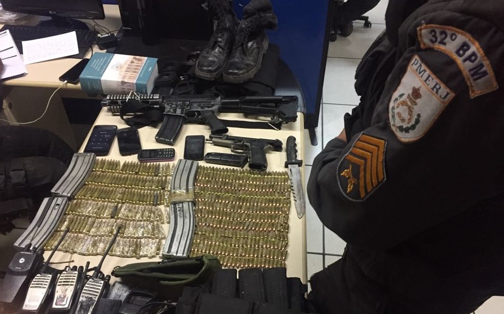 Fuzil, munição e rádios foram apreendidos na operação desta terça-feira no Lagomar (Foto: Divulgação/Polícia Militar)
