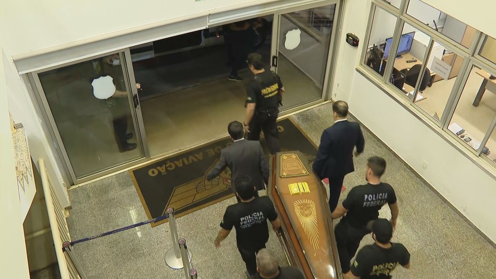 Caixão com restos mortais encontrados no Amazonas é carregado por policiais federais no Aeroporto de Brasília — Foto: TV Globo/Reprodução
