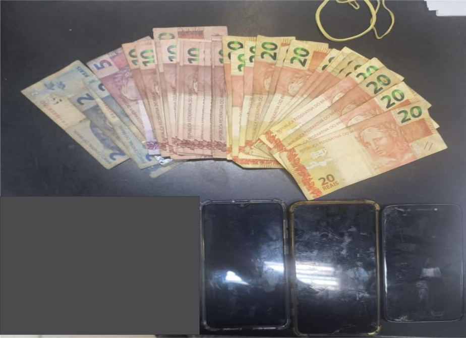 O dinheiro e os celulares apreendidos com os suspeitos presos