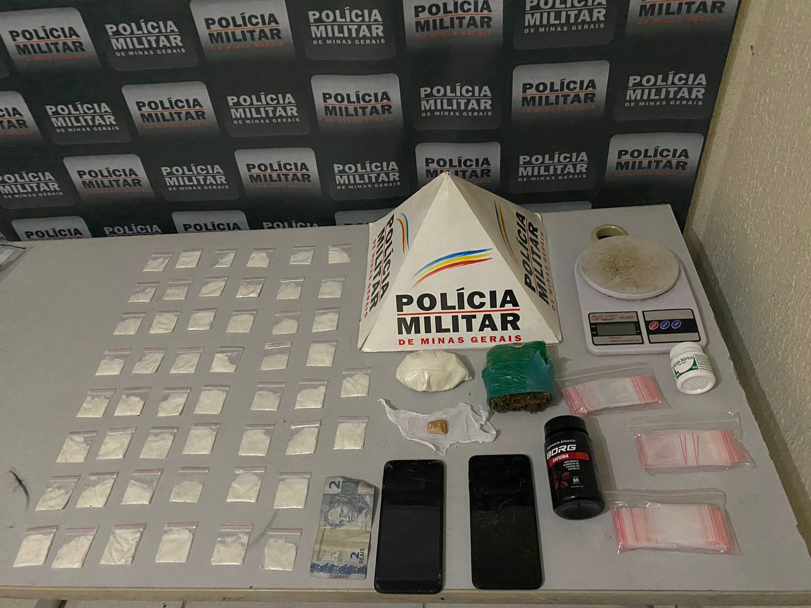Cocaína, crack e maconha: jovem é preso com drogas em Governador Valadares 