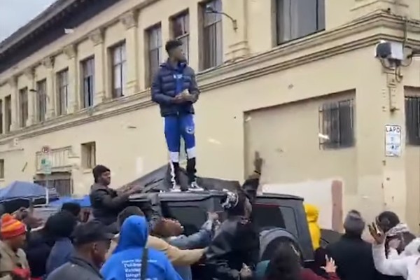 O rapper Blueface jogando US$ 50 mil do teto de seu carro nas ruas de Los Angeles (Foto: Instagram)