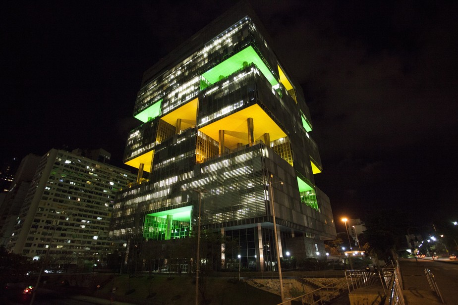 A Petrobras foi  alvo de corrupção em governos petistas