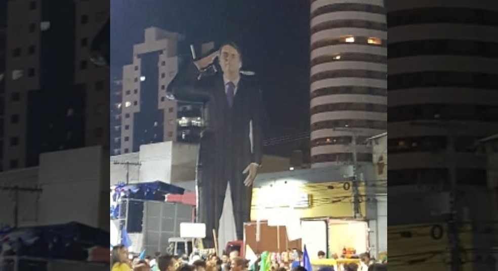 Eleitores erguem boneco gigante com imagem de Jair Bolsonaro em Belém. — Foto: Danilo Oliveira
