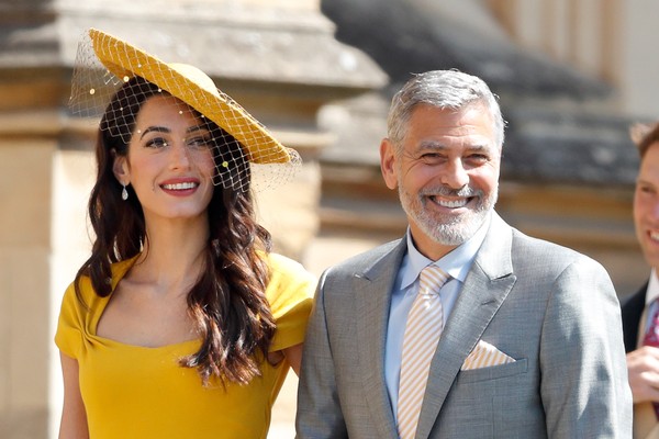 Amal Clooney e George Clooney no casamento do príncipe Harry e de Meghan Markle no Reino Unido em maio de 2018 (Foto: Getty Images)
