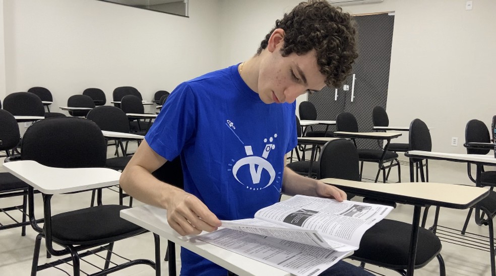 Amazonense Luiz Henrique Nogueira, de 17 anos, alcançou nota 1000 na redação do Exame Nacional do Ensino Médio (Enem) 2022. — Foto: Marcelo Dutra/Rede Amazônica