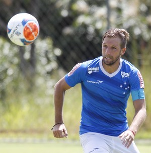 Após Nenê e Jorge Henrique, Vasco avalia volante Seymour, do Cruzeiro