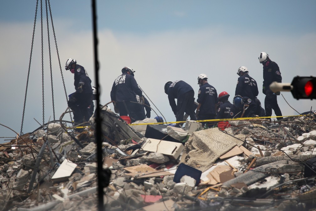 Buscas realizadas neste sábado (26) em prédio que desabou na região de Miami. — Foto: REUTERS/Marco Bello
