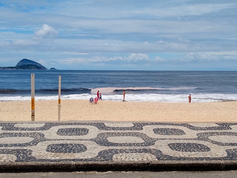 Mudança na cor do mar afasta banhistas — Foto: Divulgação 