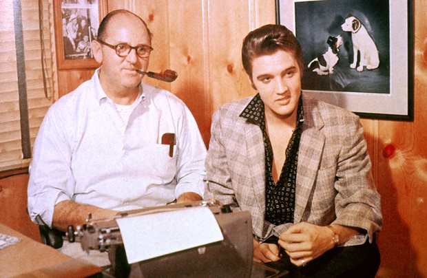 O coronel Tom Parker e Elvis Presley (Foto: Getty Images)