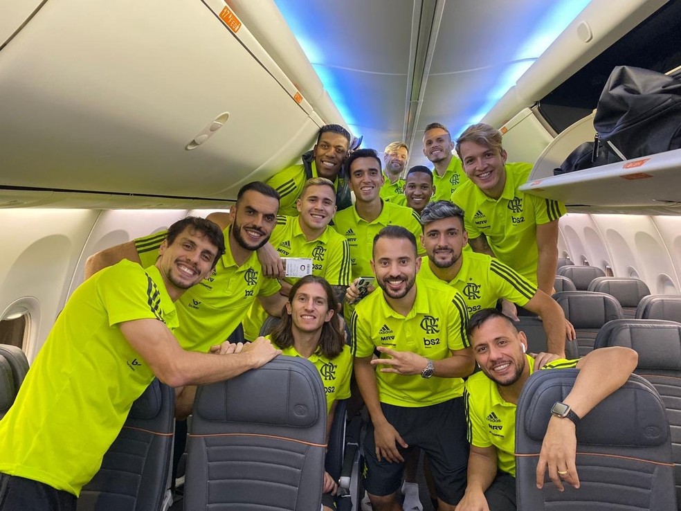 Time voltou no domingo mesmo de Porto Alegre em voo fretado: sorriso no rosto e olho na Libertadores — Foto: Divulgação