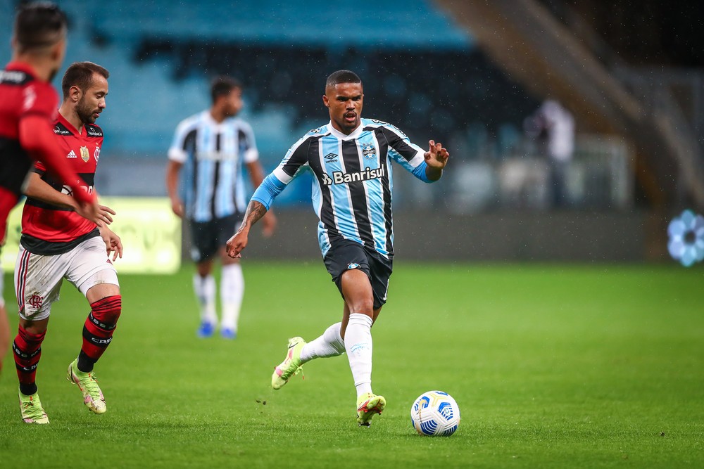 Douglas Costa tem lesão confirma