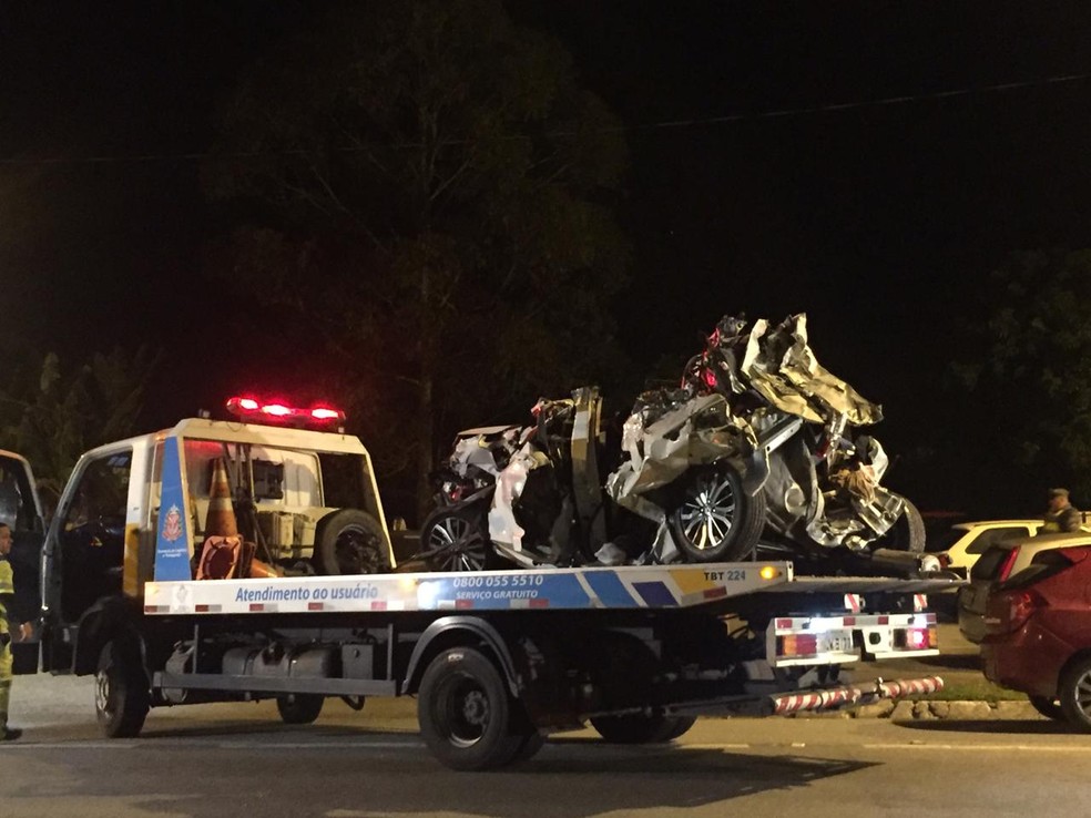 Um dos carros envolvidos no acidente na Floriano Rodrigues Pinheiro chega à base da PRE — Foto: Laurene Santos/TV Vanguarda