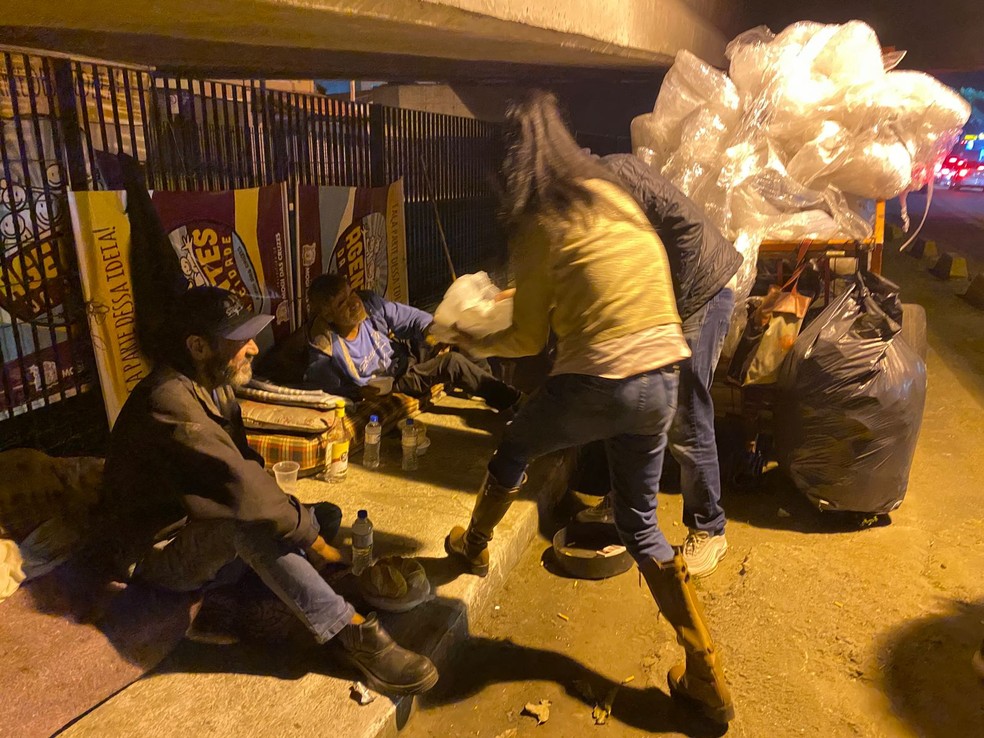 Voluntários entregam comida a moradores em situação de rua em Mogi das Cruzes — Foto: Midori Schwartzmann/Arquivo Pessoal