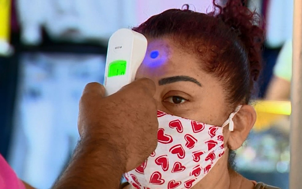 Mulher passa por aferi&ccedil;&atilde;o de temperatura &mdash; Foto: Reprodu&ccedil;&atilde;o/EPTV