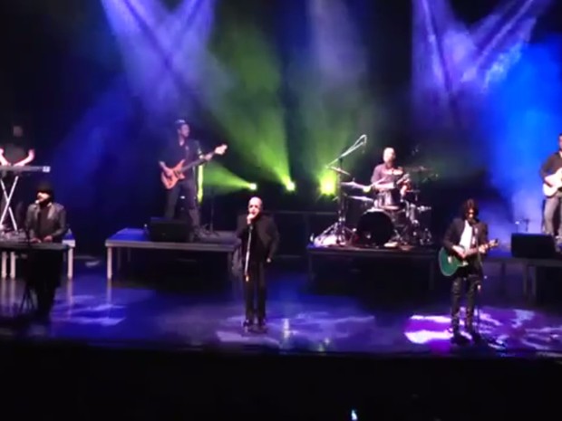 Banda cover dos Bee Gees Alive durante apresentação (Foto: Reprodução / Divulgação)