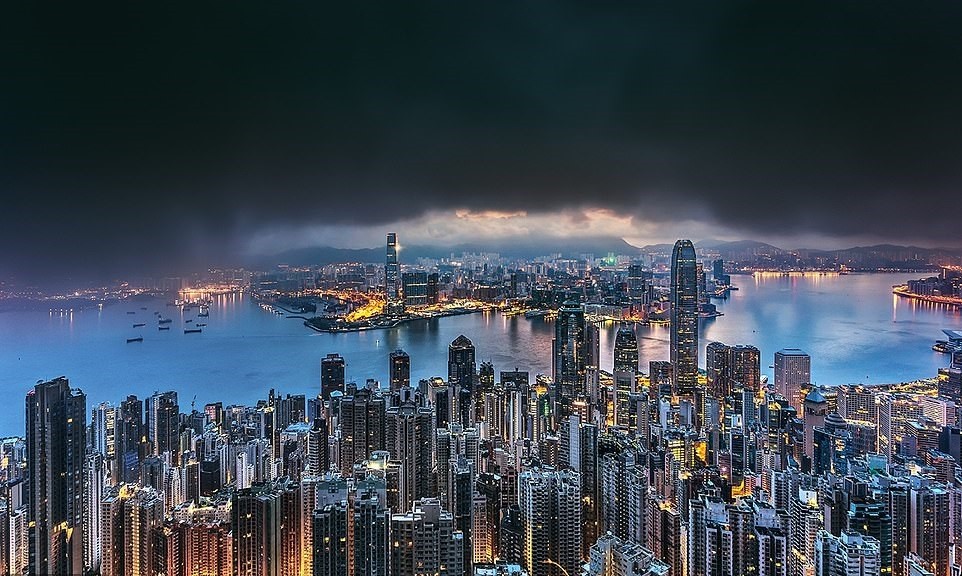 Fotógrafo arrisca a vida para tirar fotos dos arranha-céus de Hong Kong (Foto: Divulgação)
