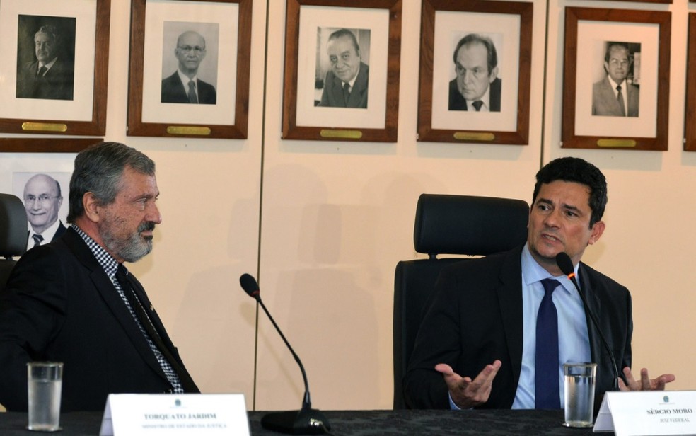 O atual ministro da Justiça, Torquato Jardim (esq.), e o futuro chefe da pasta, Sérgio Moro (dir.) — Foto: Isaac Amorim/MJ