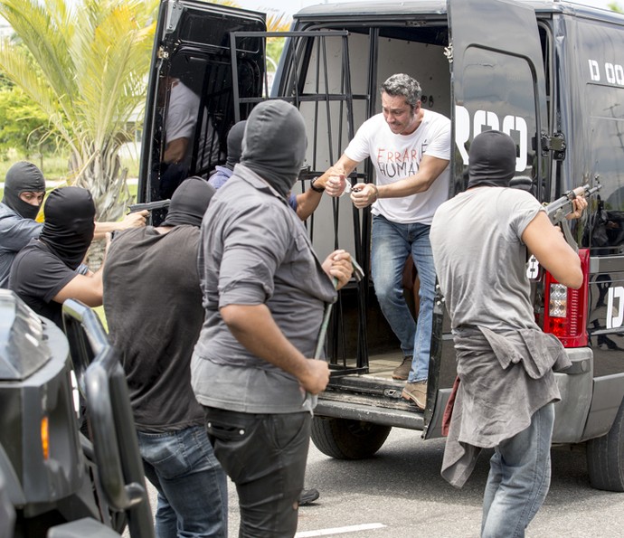 Bandidos levam Romero (Foto: Felipe Monteiro/ Gshow)