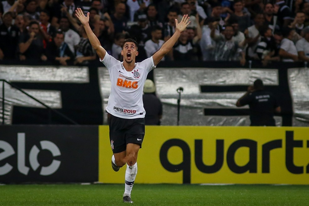 Danilo Avelar comemora o gol marcado diante do Avenida-RS — Foto: JALES VALQUER/FRAMEPHOTO/FRAMEPHOTO/ESTADÃO CONTEÚDO