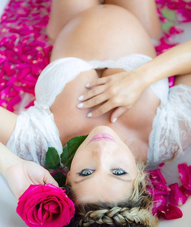 A modelo e atriz Karina Bacchi posou em banheira de leite na reta final da gravidez (Foto:   Leo Mayrinck/ Divulgação)