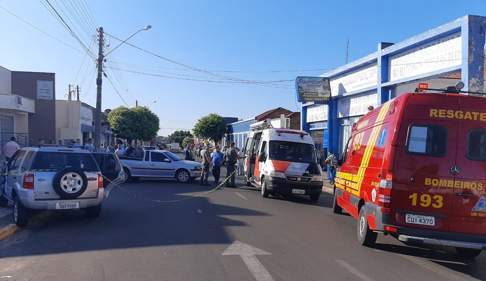 Ninguém ficou ferido pelo acidente, mas o motorista foi encontrado desacordado e foi socorrido — Foto: Diego Pereira/Site Mais Tupã