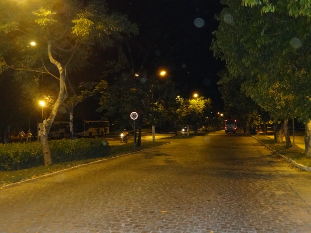 A medida em que a noite vai chegando, o campus esvazia  (Foto: Pedro Mesquita/G1)