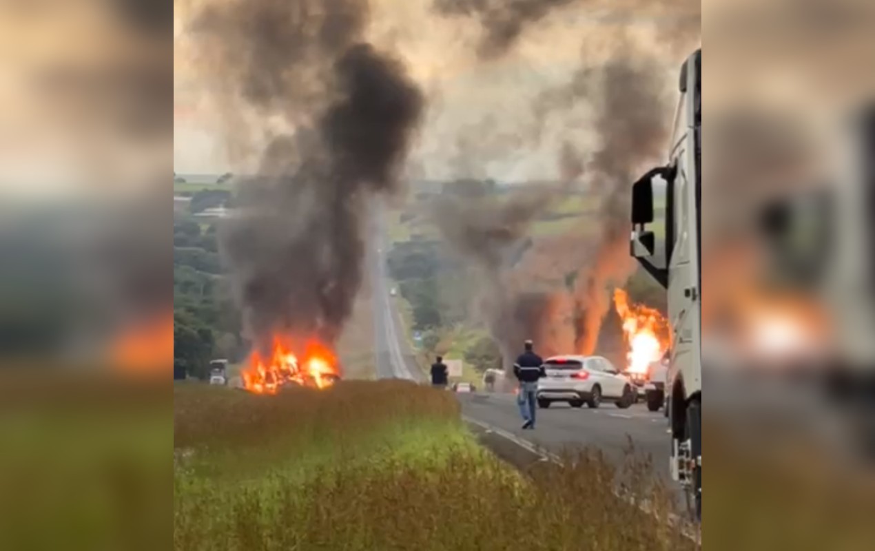 Caminhão carregado com combustível pega fogo e interdita rodovia no interior de SP