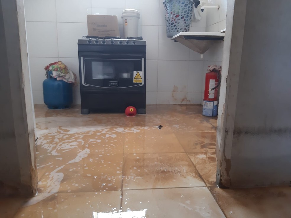 Água suja acumulada dentro de casa no Vale do Reginaldo, em Maceió — Foto: Ana Clara Pontes/g1