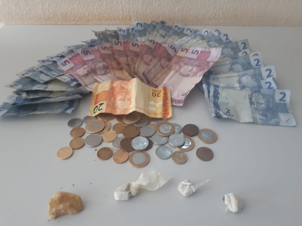PolÃ­cia apreendeu dinheiro e porÃ§Ãµes de droga durante abordagem na regiÃ£o da antiga rodoviÃ¡ria â Foto: PolÃ­cia Militar/DivulgaÃ§Ã£o