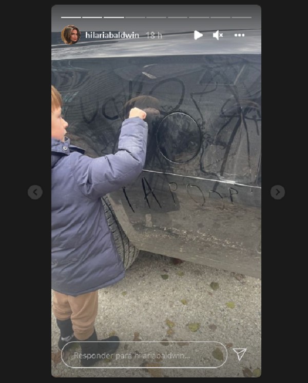 Um dos posts de Hilaria Baldwin mostrando Rafael Baldwin, um de seus seis filhos com Alec Baldwin, escrevendo xingamentos em um carro (Foto: Instagram)
