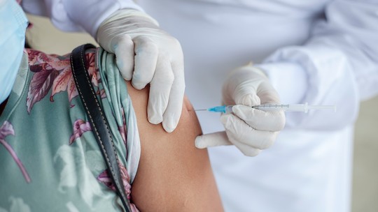 Vacinados com 3 doses têm mais proteção contra variante ômicron, diz estudo