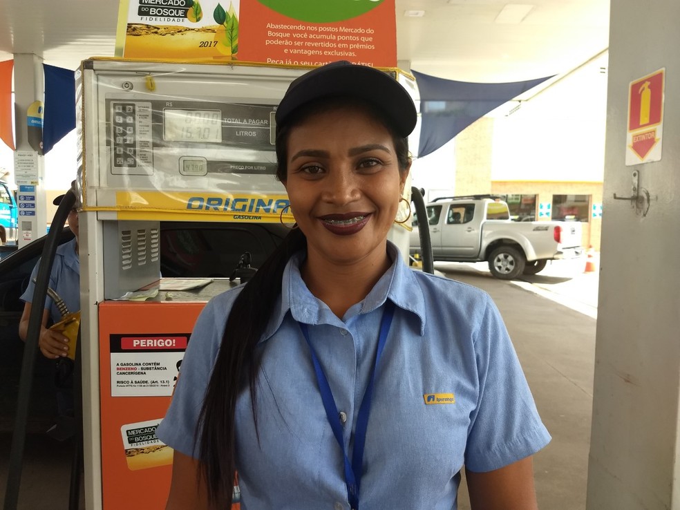 Para Joelda Bessa, ser simpática durante o atendimento não abre precendentes para cantadas e brincadeiras  (Foto: Aline Nascimento/G1)