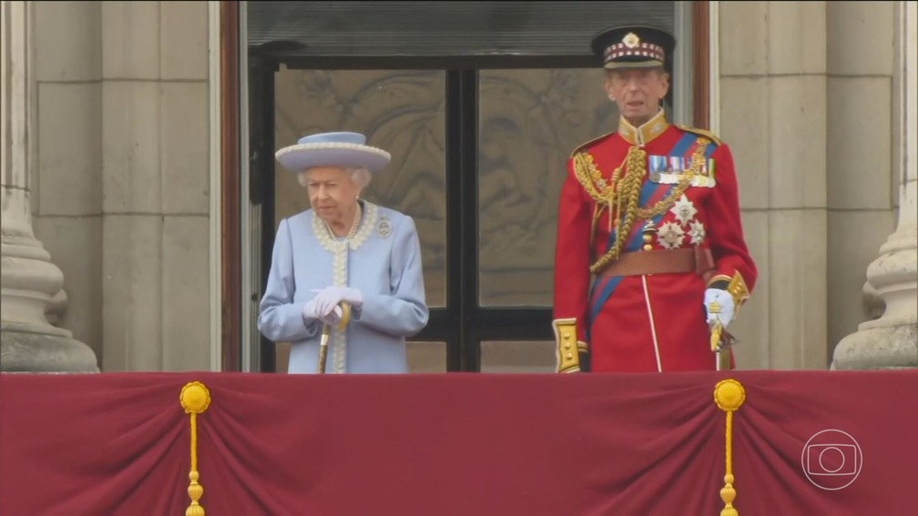 Rainha Elizabeth II completa 70 anos à frente do trono com festa na Inglaterra — Foto: Reprodução do Jornal Nacional