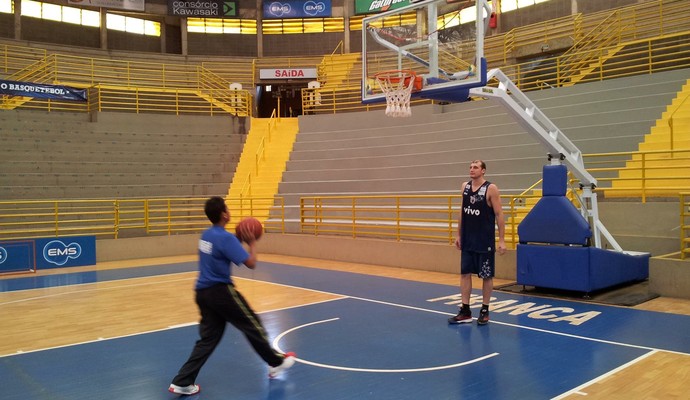F de basquete garoto da Apae ganha t nis n mero 47 do piv
