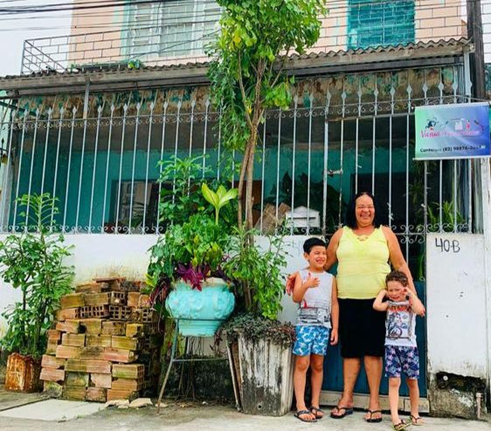Suzete Maria mora com uma filha e os dois netos em uma casa humilde no bairro do Poço, em Maceió — Foto: Vivi Leão/G1
