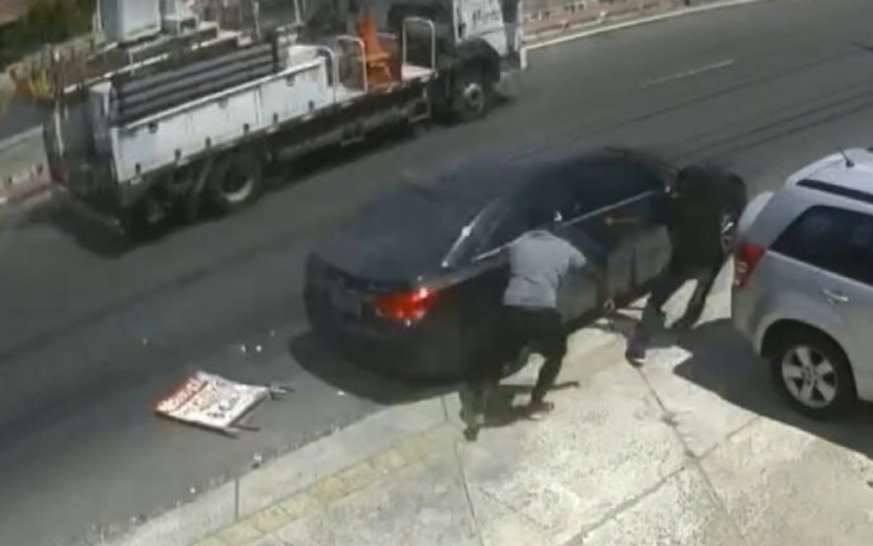 Câmeras de segurança registram tentativa de assalto no bairro de Plataforma, em Salvador — Foto: Reprodução/TV Bahia