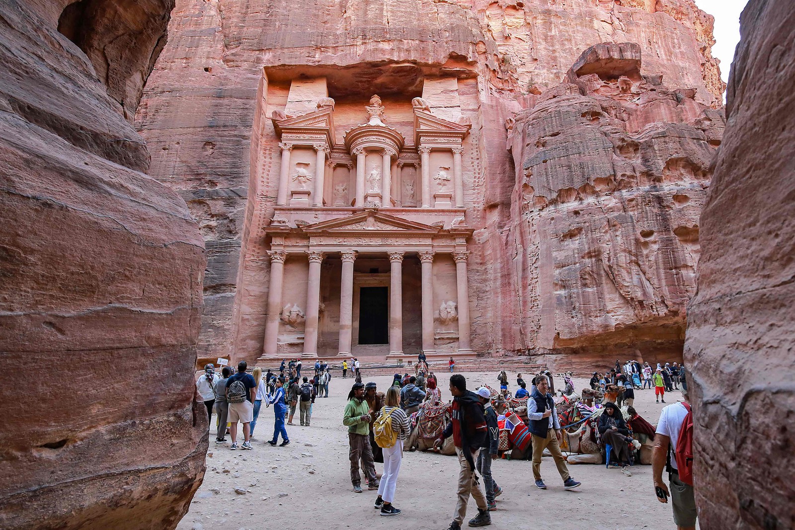 Turista em frente à construção conhecida como Al Khazneh ('O Tesouro') em Petra, na Jordânia — Foto: Khalil Mazraawi / AFP