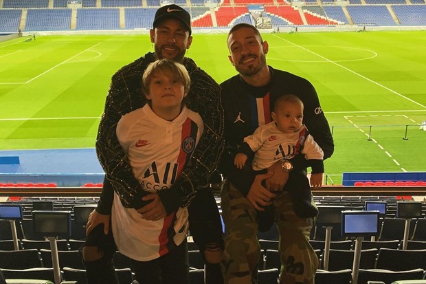 Vinicius Martinez e Neymar com Davi e Valentin (Foto: Reprodução/Instagram)