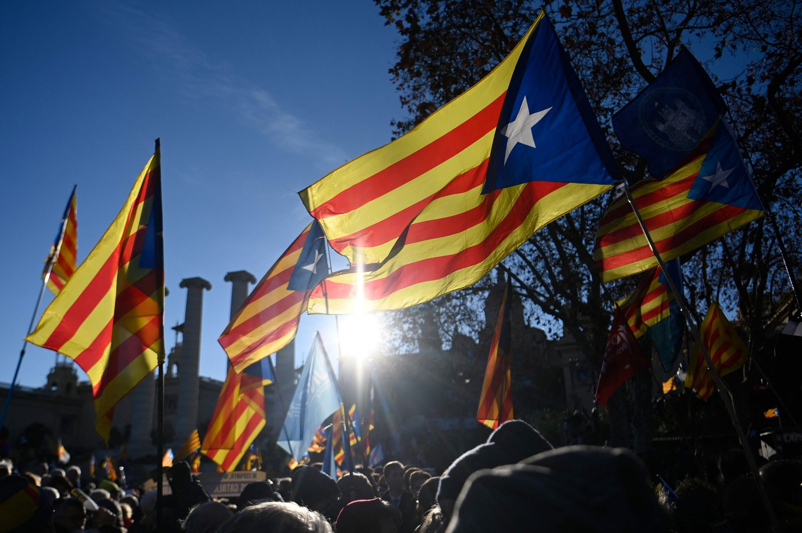Manifestantes agitam bandeiras catalãs pró-independência durante uma manifestação à margem de uma cúpula franco-espanhola em Barcelona — Foto: Josep LAGO / AFP