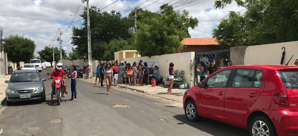 Pais fazem filas na porta de escola para garantir matrícula para filhos — Foto: Paulo Ricardo Sobral/TV Grande Rio