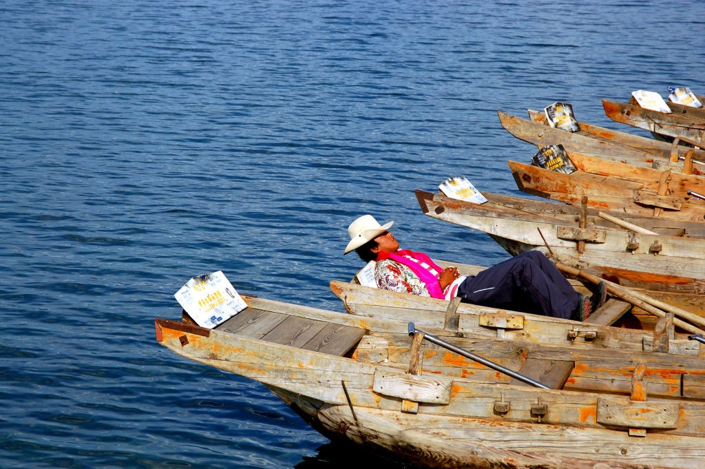 NINLANG, CHINA - APRIL 29: A man of Mosuo ethnic group lies on the boat at Lugu Lake area on April 29, 2010 in Ninglang Yi Autonomous County, Yunnan Province of China. Lugu Lake is called the 'mother lake' by the Mosuo people and it becomes 'the Kingdom o (Foto: Visual China Group via Getty Ima)