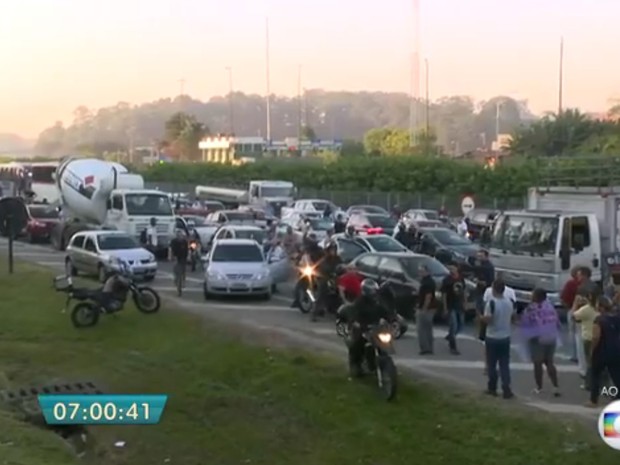 Manifestação da CUT contra o impeachment da presidente Dilma Rousseff fecha o km 15 da rodovia dos Imigrantes, na chegada a São Paulo (Foto: Reprodução/TVGlobo)