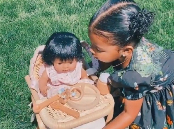 True Thompson, filha de Khloé Kardashian, brincando no sol durante quarentena (Foto: Instagram)