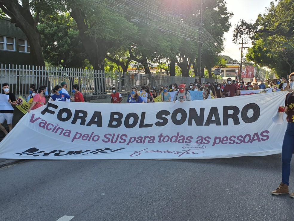 Manifestantes protestam contra o presidente Jair Bolsonaro no Bairro Benfica, em Fortaleza. — Foto: Hannah Freitas/Sistema Verdes Mares