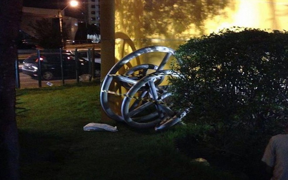 Pe&ccedil;a despencou de torre do shopping  (Foto: Rafael Carvalho/TV Sergipe)